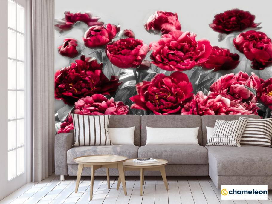 Красные пионы в интерьере