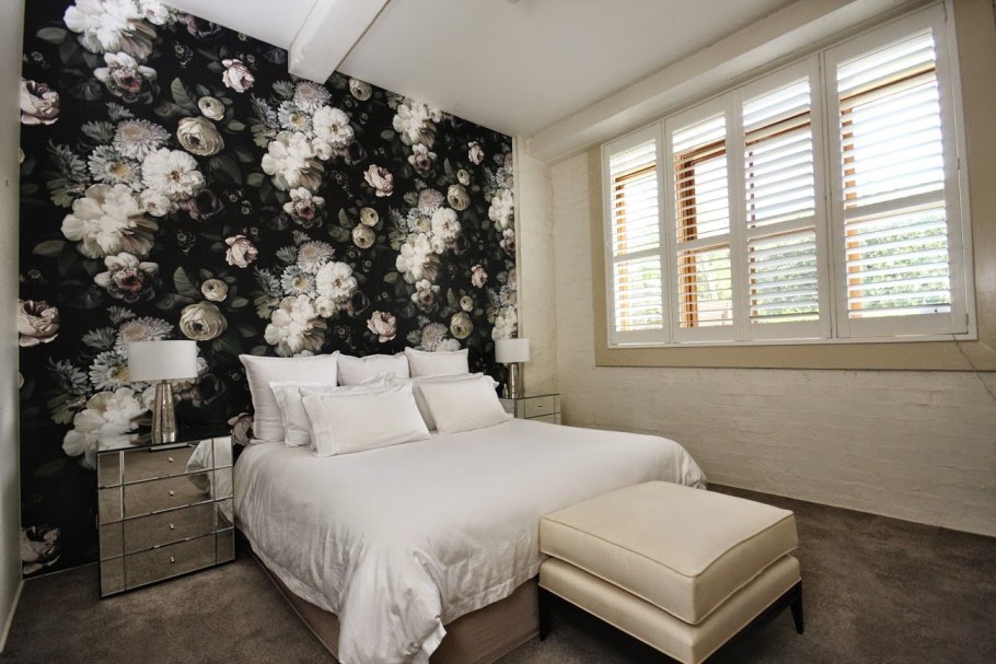 Пионы в интерьере спальни