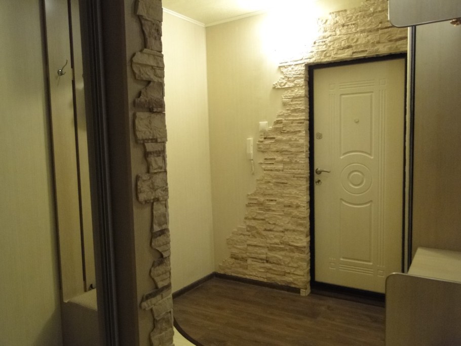 Декоративный камень в прихожей
