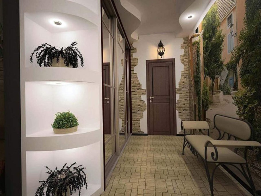 Декор стен в прихожей