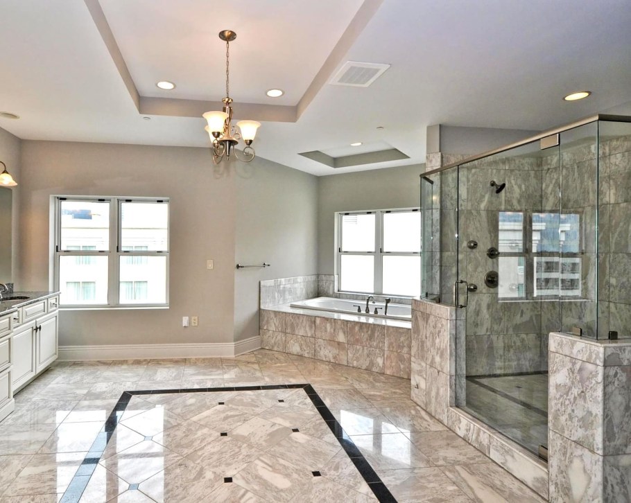 Плитка под мрамор на кухне