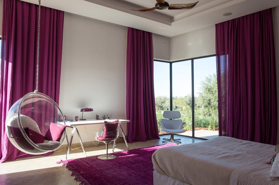 Шторы цвета фуксии в интерьере