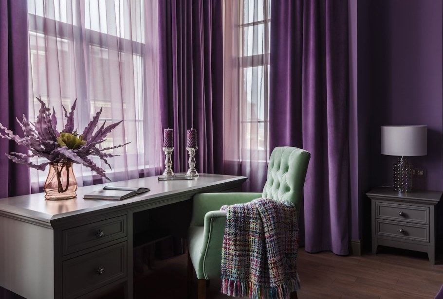 Лиловые шторы в интерьере