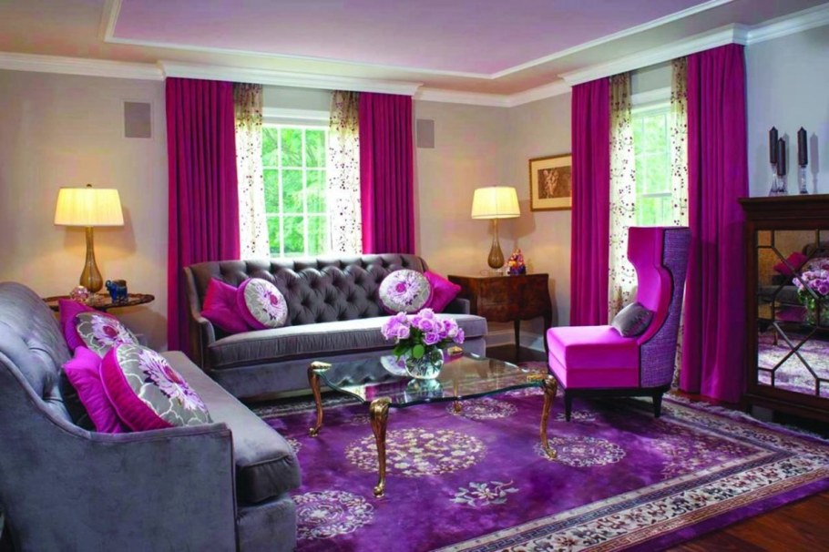 Розовые шторы в интерьере гостиной