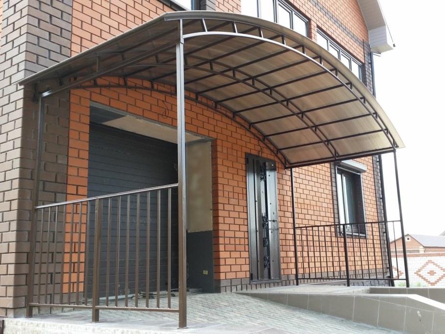 Навес над крыльцом из поликарбоната