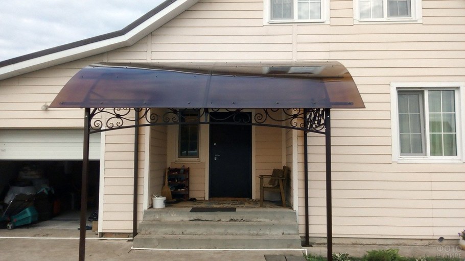 Навес над крыльцом из поликарбоната