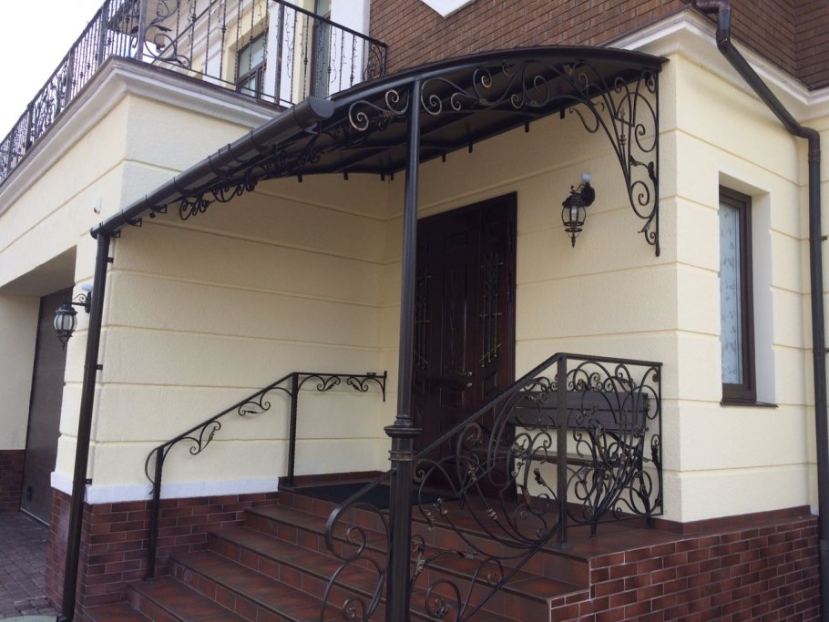 Козырёк над крыльцом