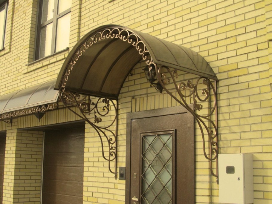 Кованые козырьки над крыльцом