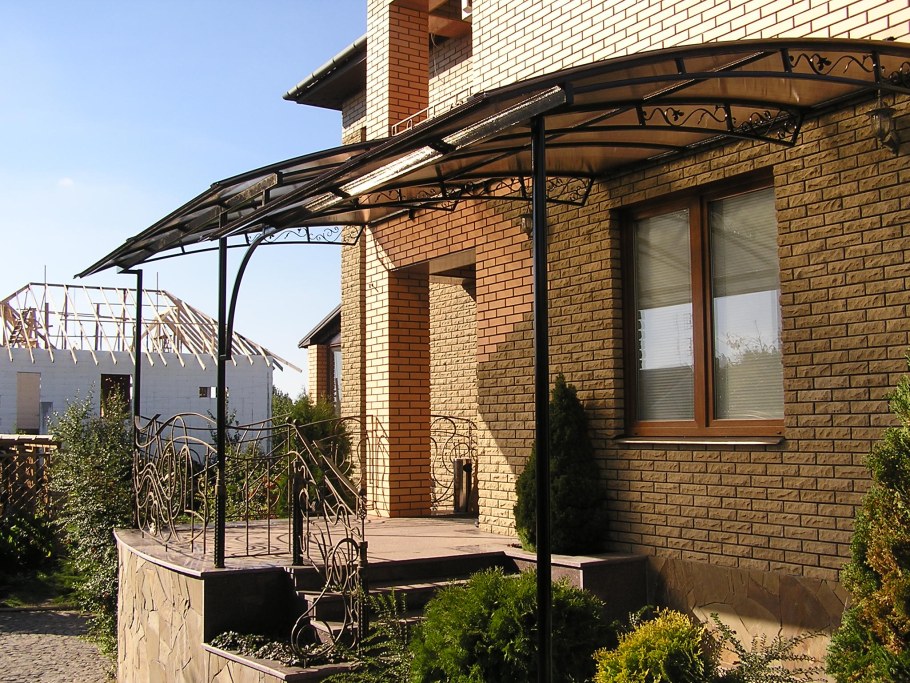 Козырек в частном доме