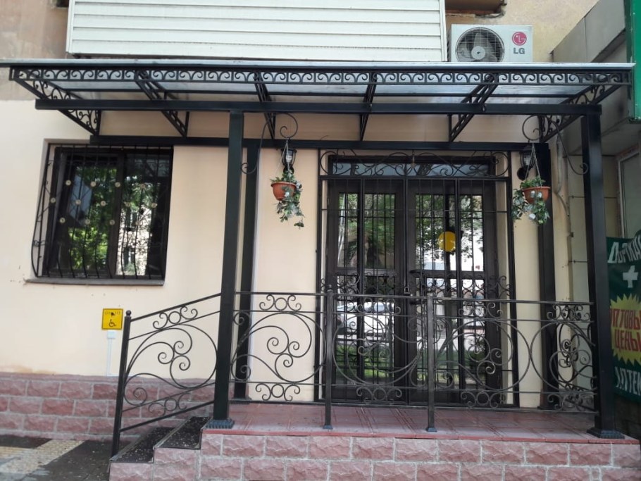 Навес над крыльцом входной группы