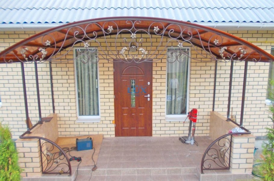 Навес в частном доме