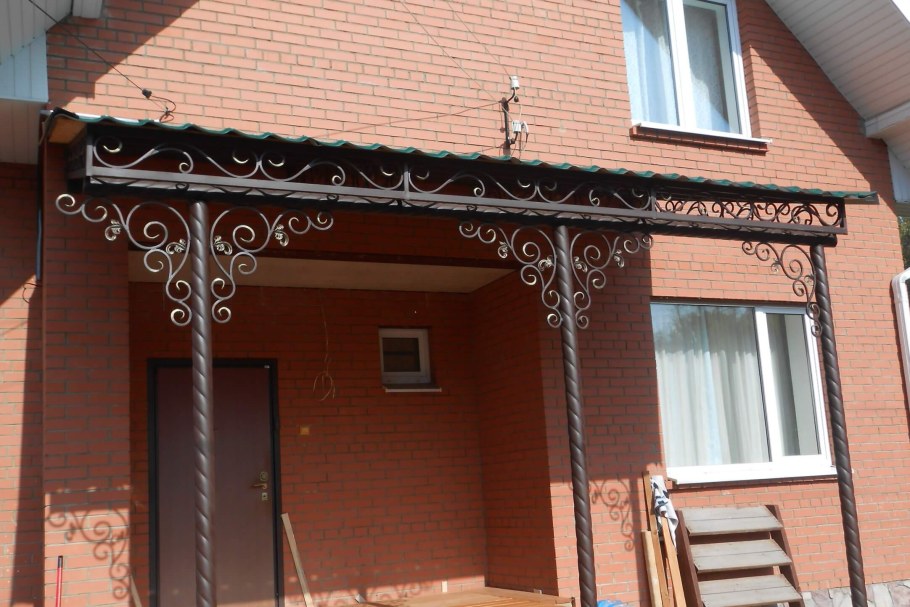 Навес над крыльцом из металлочерепицы
