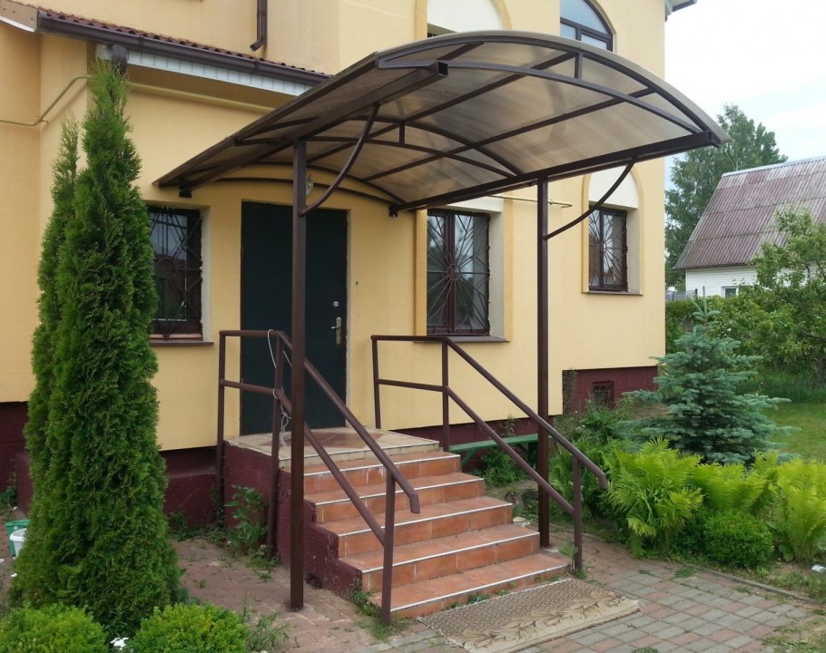 Козырек над ступеньками