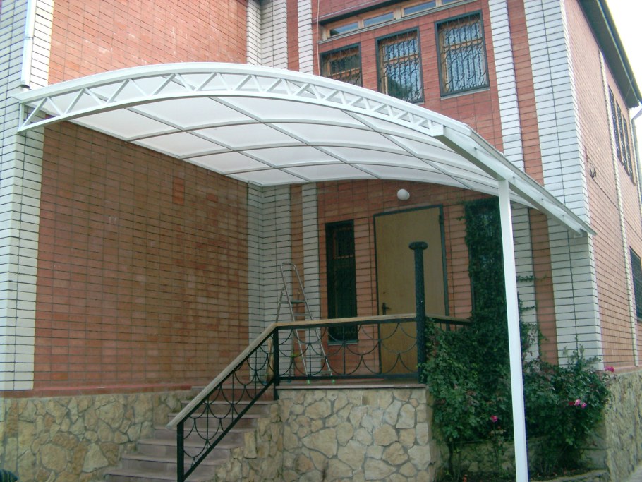 Козырёк над крыльцом из поликарбоната