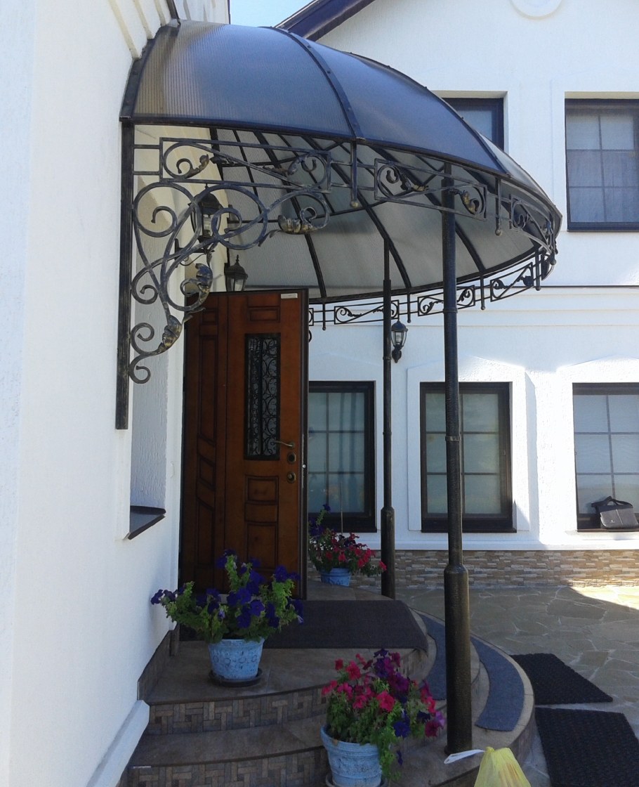 Навес над полукруглым крыльцом