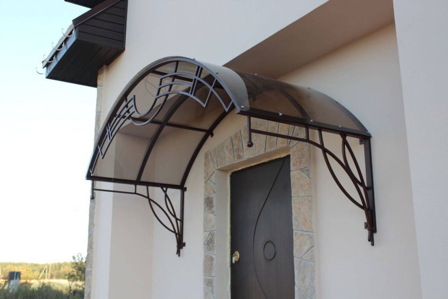 Козырёк над крыльцом