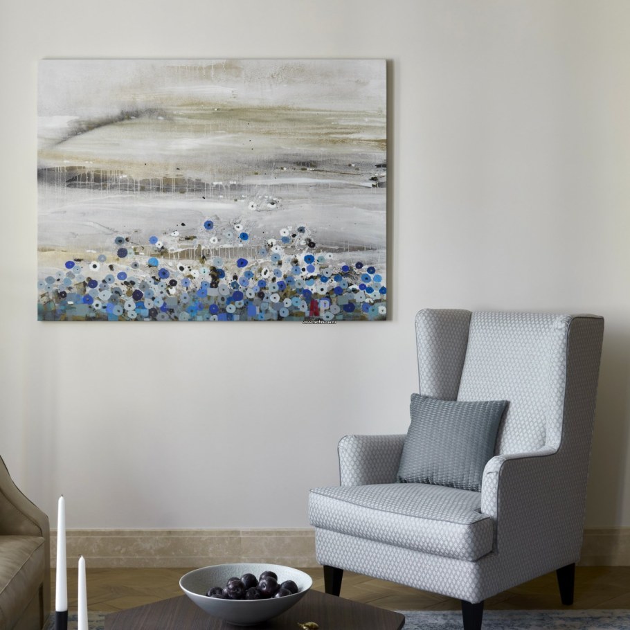 Постеры в классическом интерьере гостиной