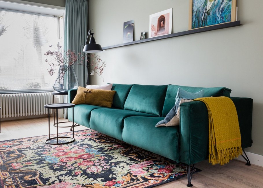 Диван цвета морской волны в интерьере