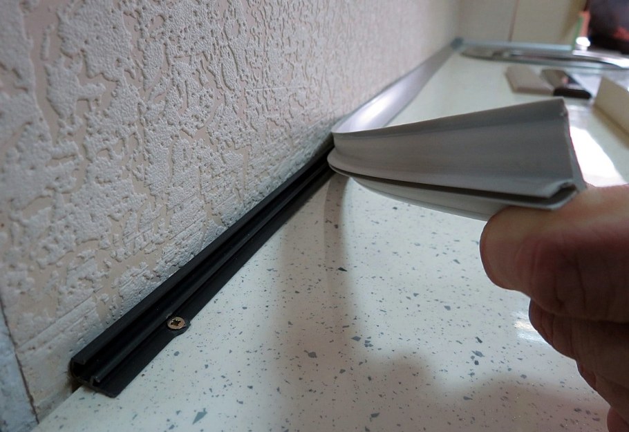 Уголок для плинтуса столешницы