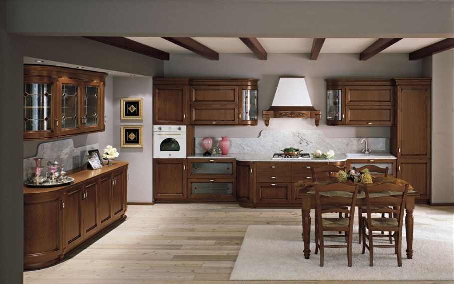 Интерьер кухни с деревянной мебелью