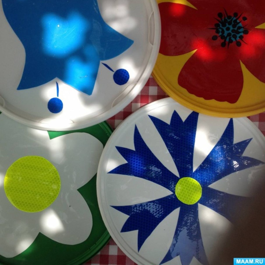 Украшение веранды дисками в детском саду