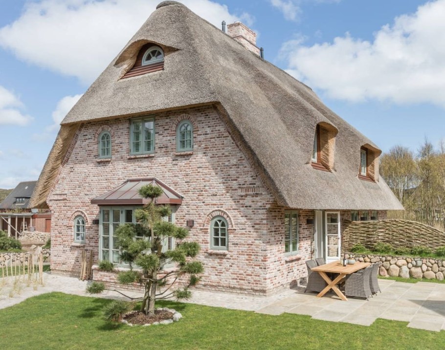 Полувальмовая мансардная кровля