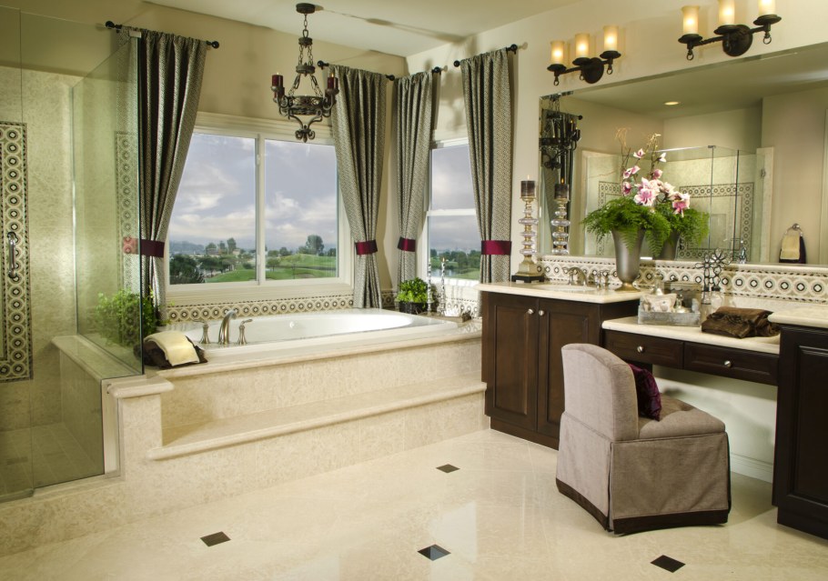 Большая ванная комната в частном доме