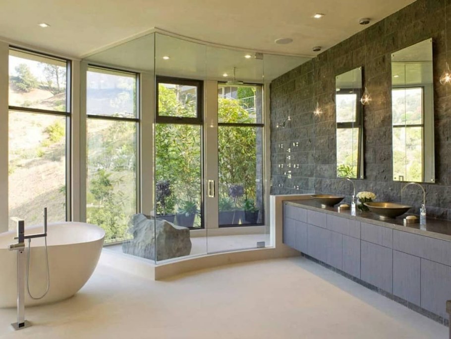 Красивая ванная с окном