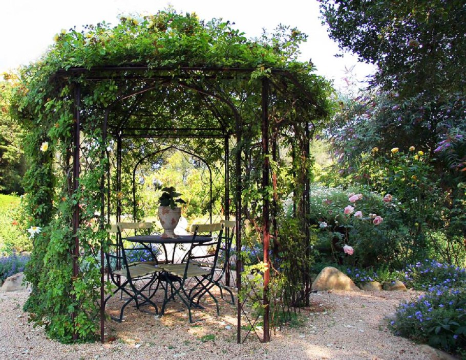 Парковая беседка увитая плющом