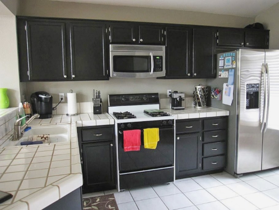 Кухонный гарнитур черно-белый