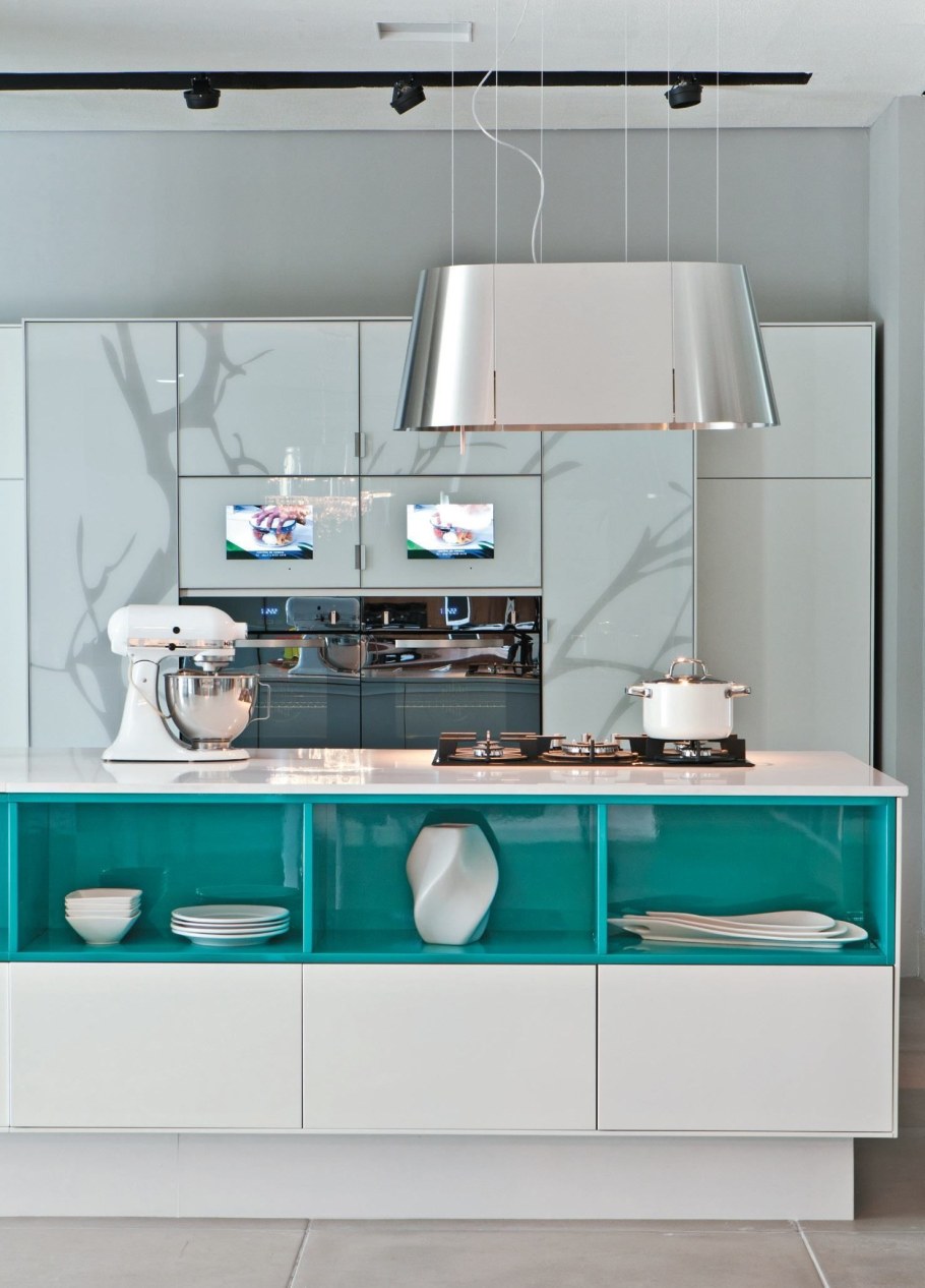Бело бирюзовая кухня