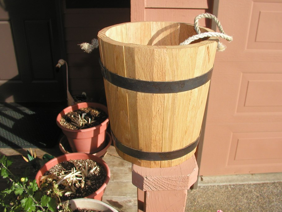 Деревянное ведро для колодца