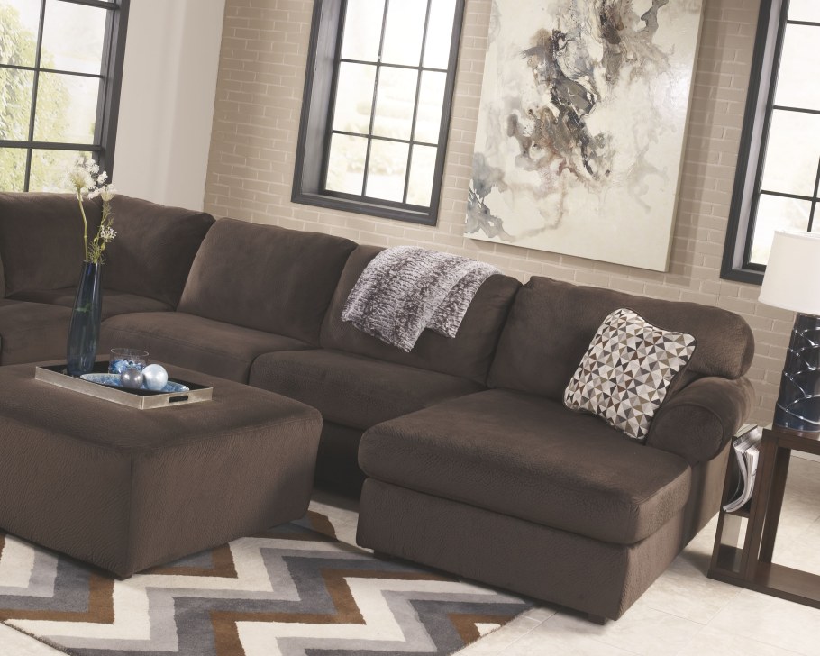 Шоколадный диван в интерьере