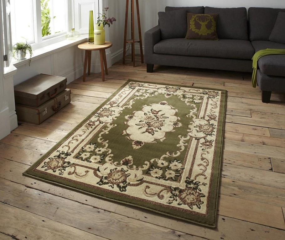 Зеленый ковер в интерьере