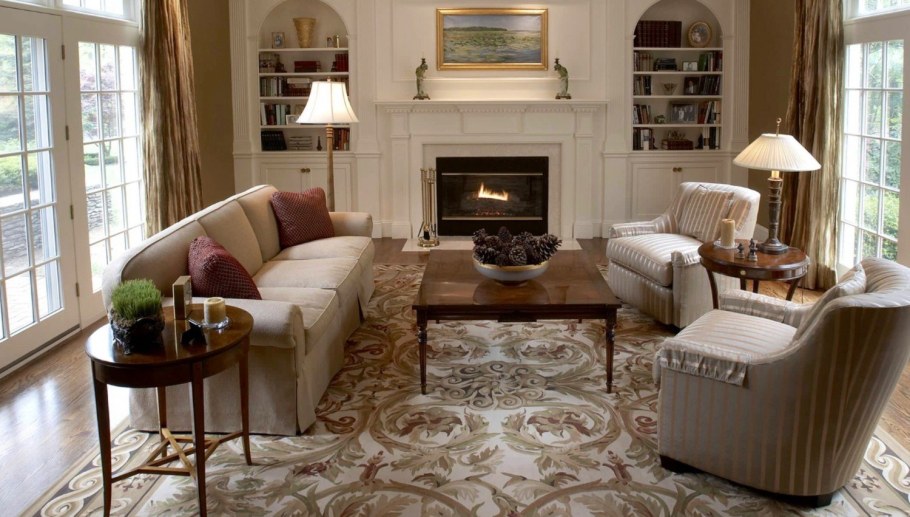 Ковер в классическом интерьере гостиной фото