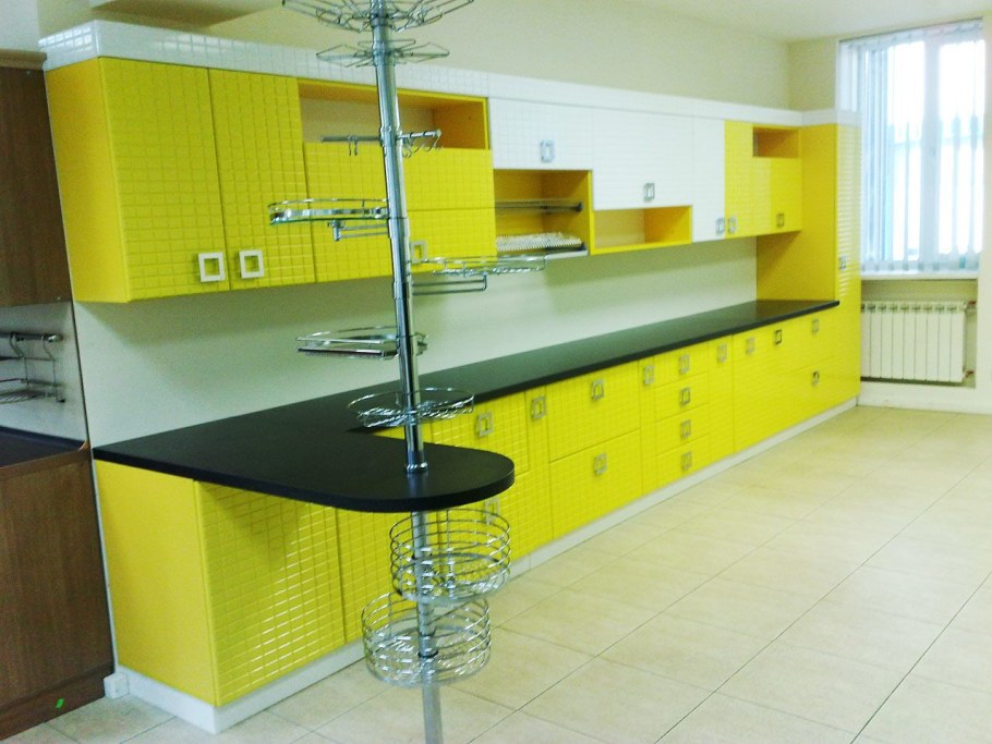 Прямые кухни с барной стойкой