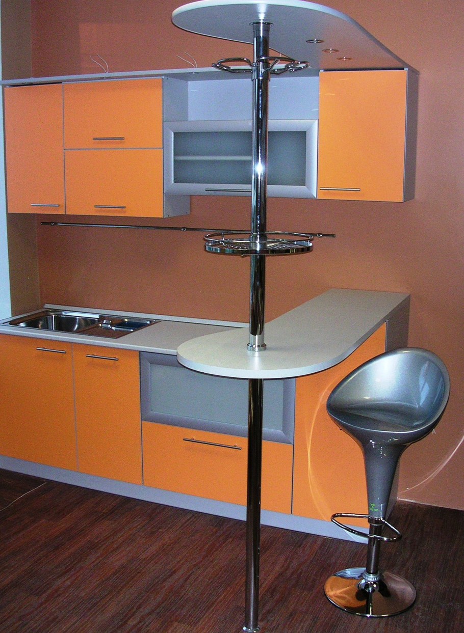 Маленький кухонный гарнитур с барной стойкой