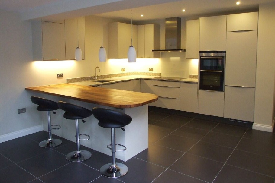 Современная кухня с барной стойкой