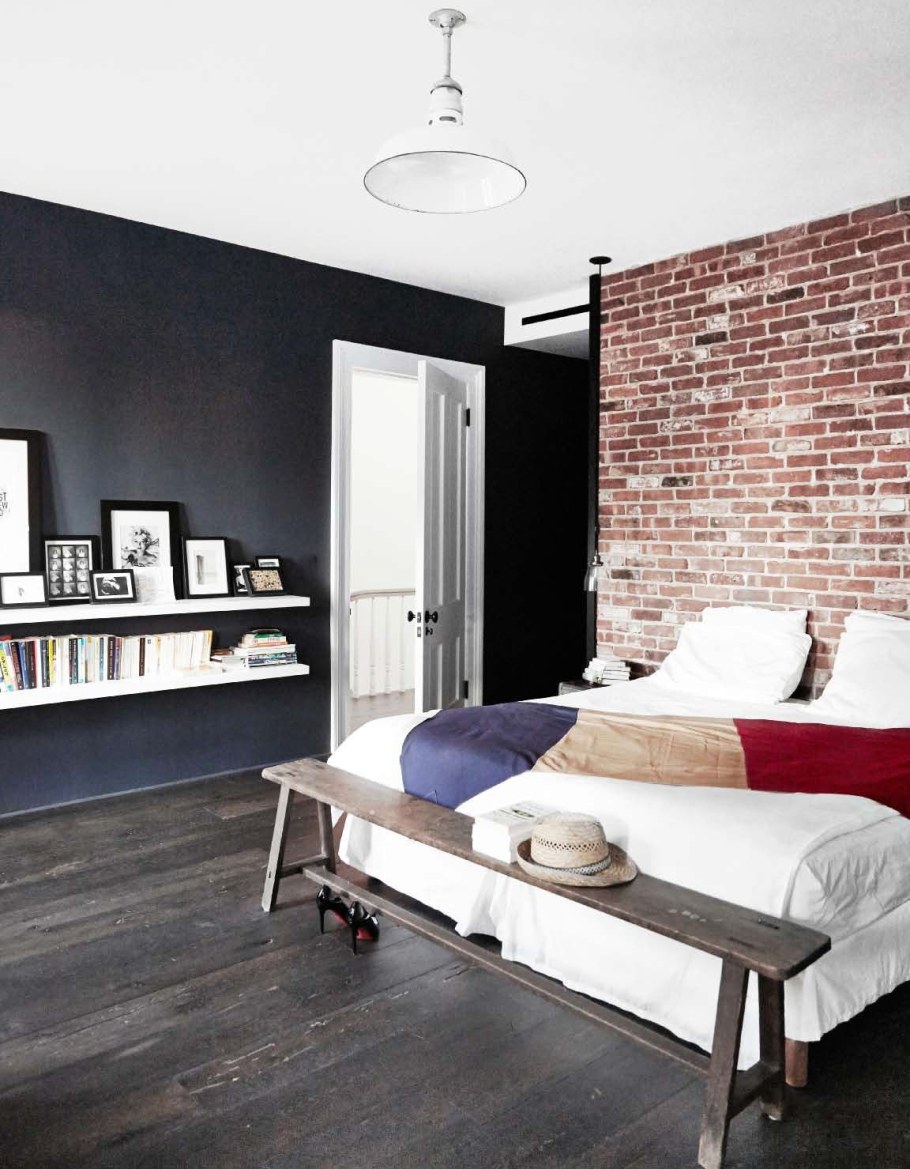 Комната с кирпичной стеной