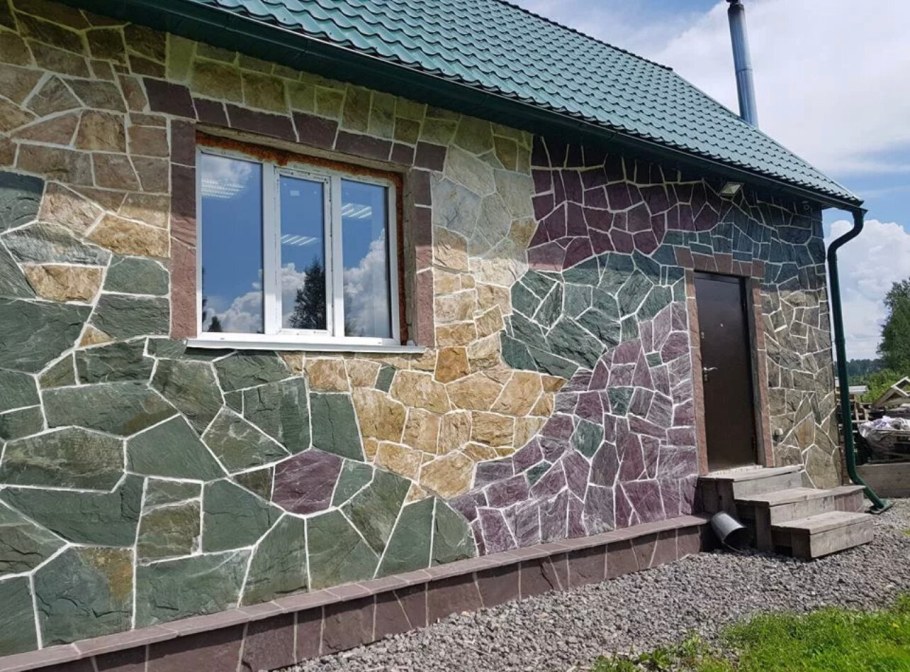 Дом отделанный природным камнем