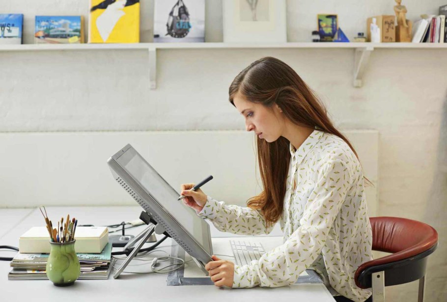 Дизайнер за компьютером