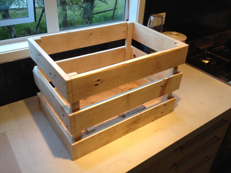 Деревянный ящик на паллете