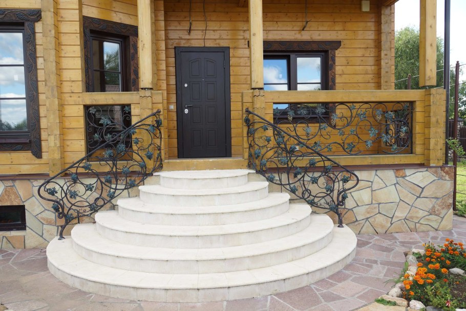 Лестница перед домом