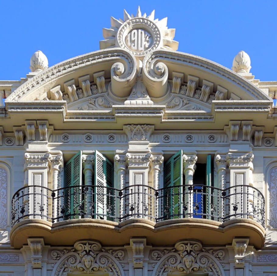 Фронтон Ампир