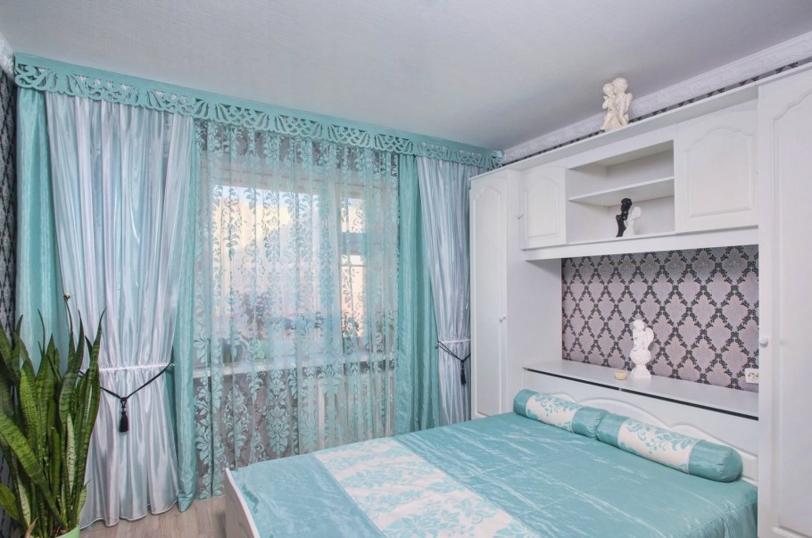 Бирюзовые шторы в спальне