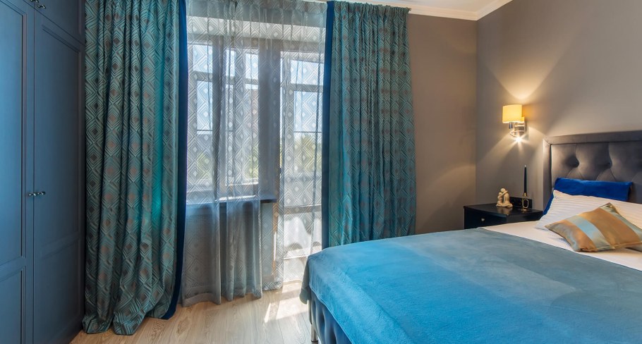 Лазурные портьеры в спальне