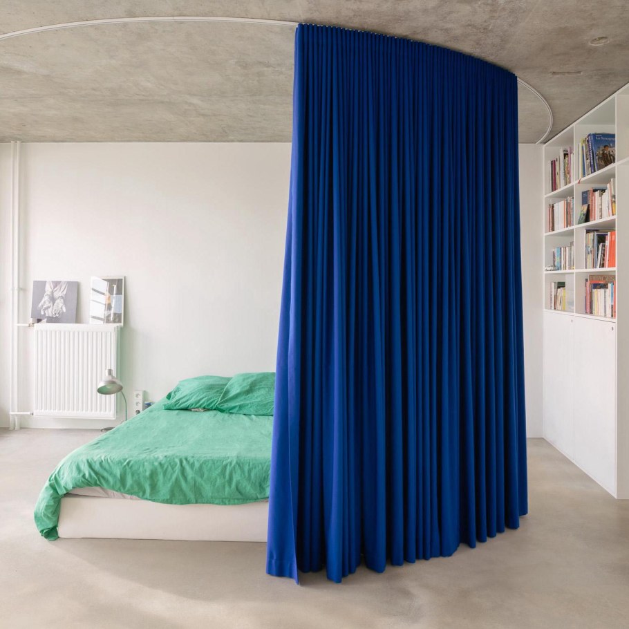 Синие шторы в интерьере