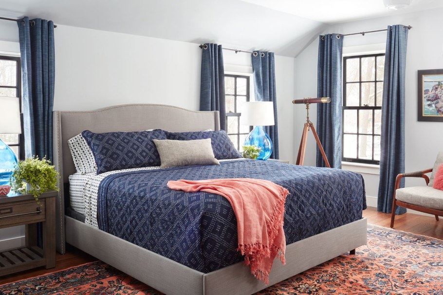 Синяя кровать в спальне