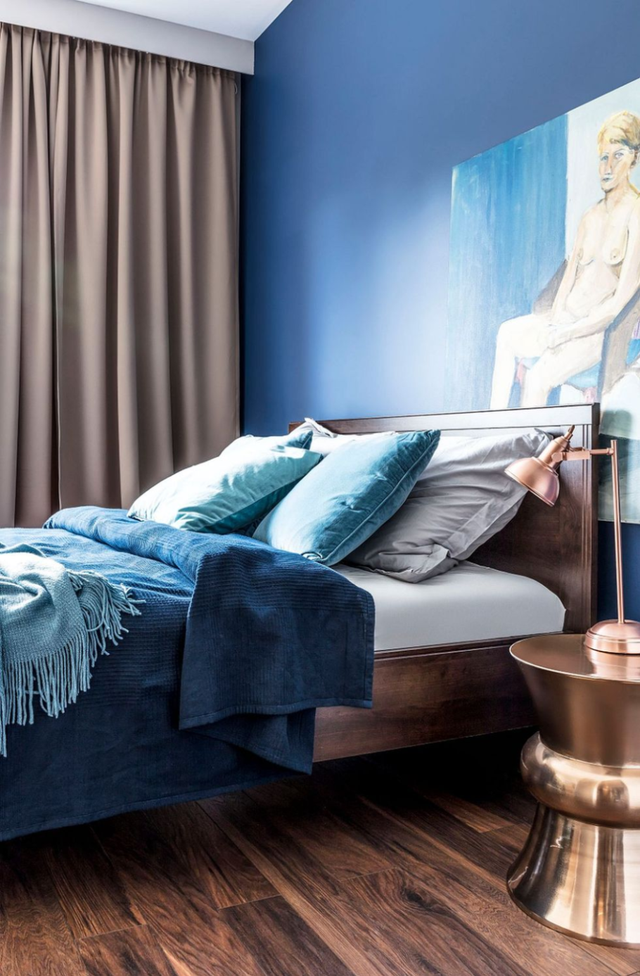 Синие шторы в спальне