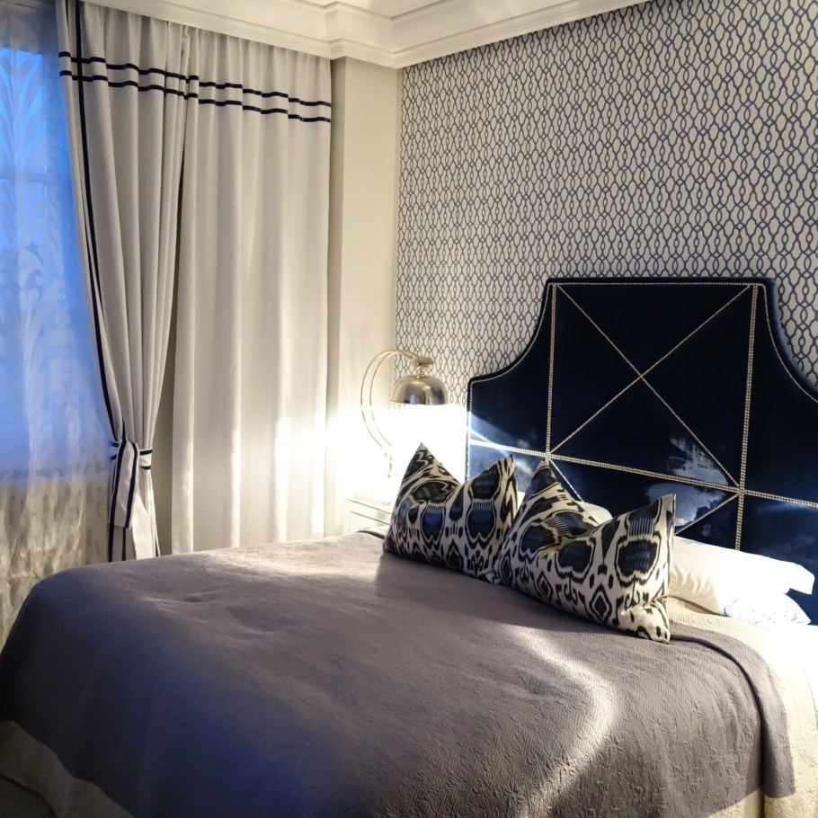 Темно синяя кровать в интерьере